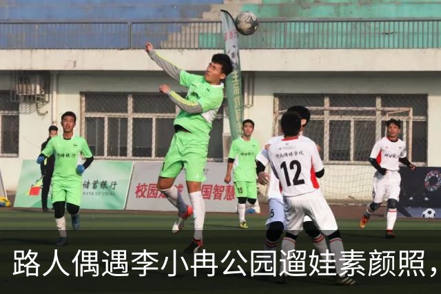 路人偶遇李小冉公园遛娃素颜照，瘦削脸庞认不出，生活真实感拉满